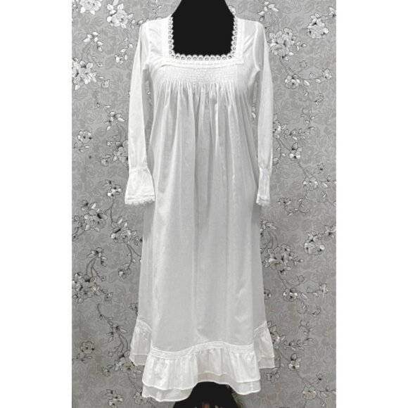 Elegant White Long Sleeve Chemise - Picture 1 of 9